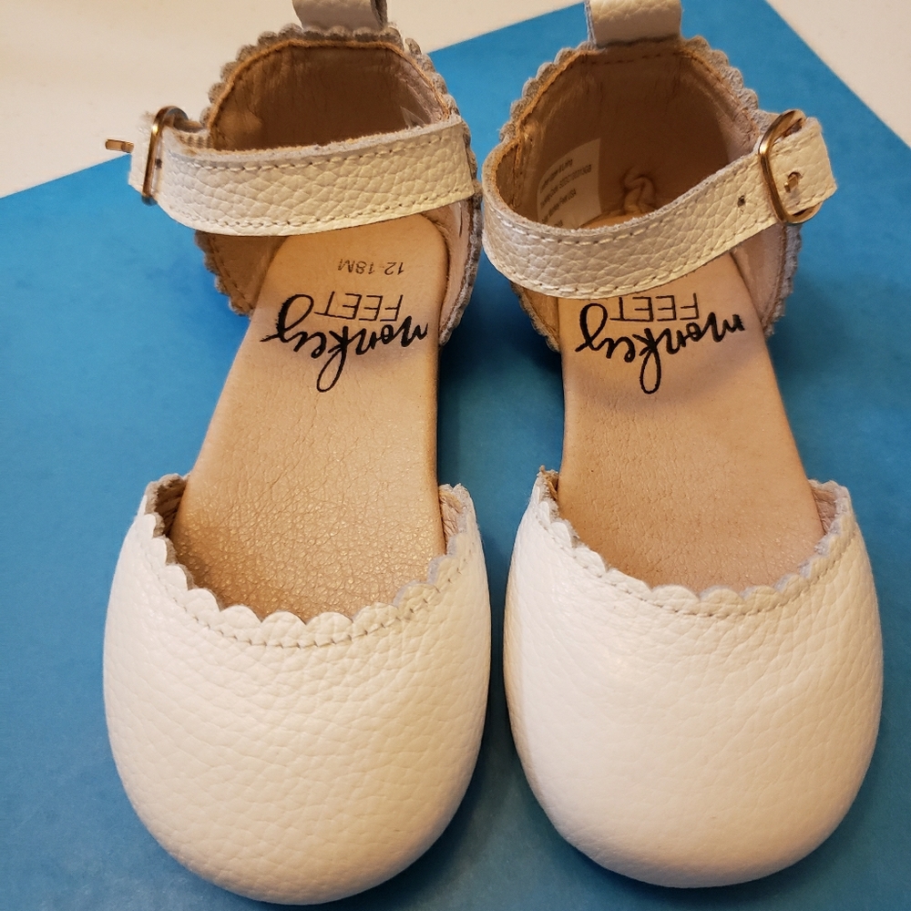 Monkey Feet 12-18 month Makenahs like new